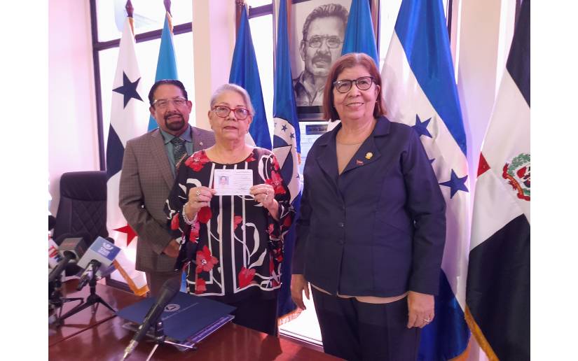 Diputados propietarios del Parlacen reciben sus credenciales centroamericanas