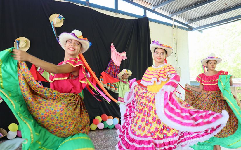 Derroche cultural en el colegio Enrique Flores rescata tradiciones locales
