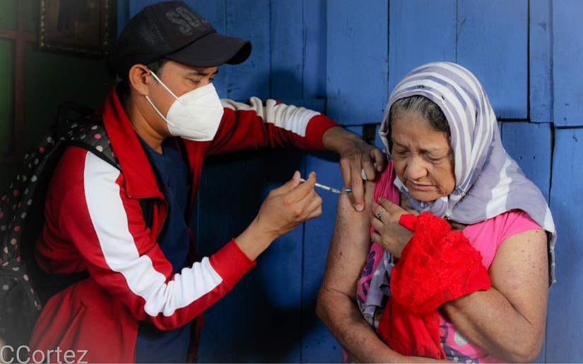 Vacunación contra la Covid-19 llega a familias del barrio Isaías Gómez