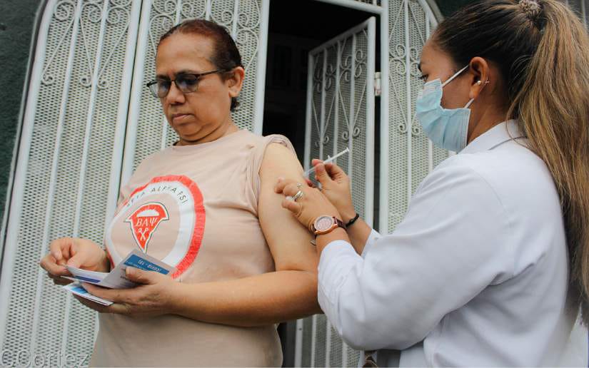 Llevan vacunas contra la influenza a familias del barrio Omar Torrijos