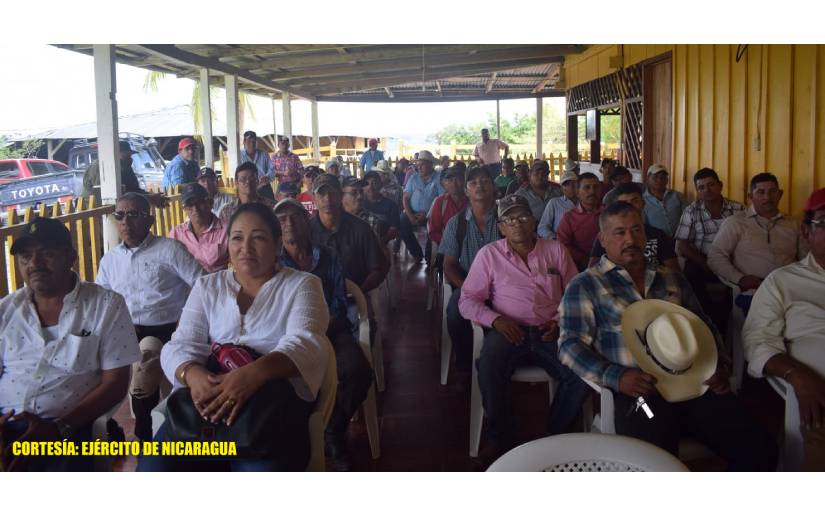 Ejército de Nicaragua en reunión con productores y ganaderos