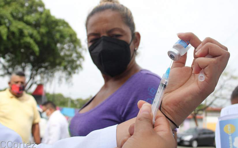 Vacunación contra la Covid-19 llega al barrio Camilo Ortega