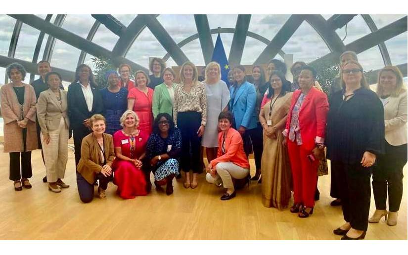 Encuentro entre embajadoras y la presidenta del parlamento europeo