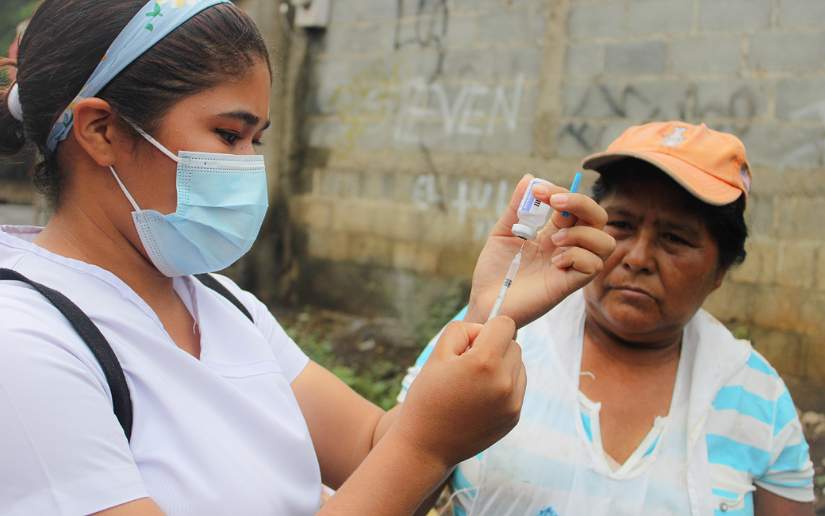 Jornada de vacunación voluntaria contra la Covid-19 llega al barrio Julio Buitrago