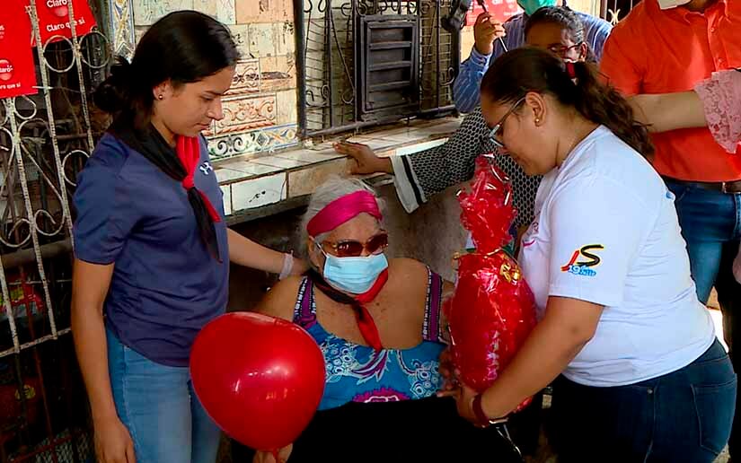 Entregan paquetes alimenticios a madres de héroes y mártires en Managua
