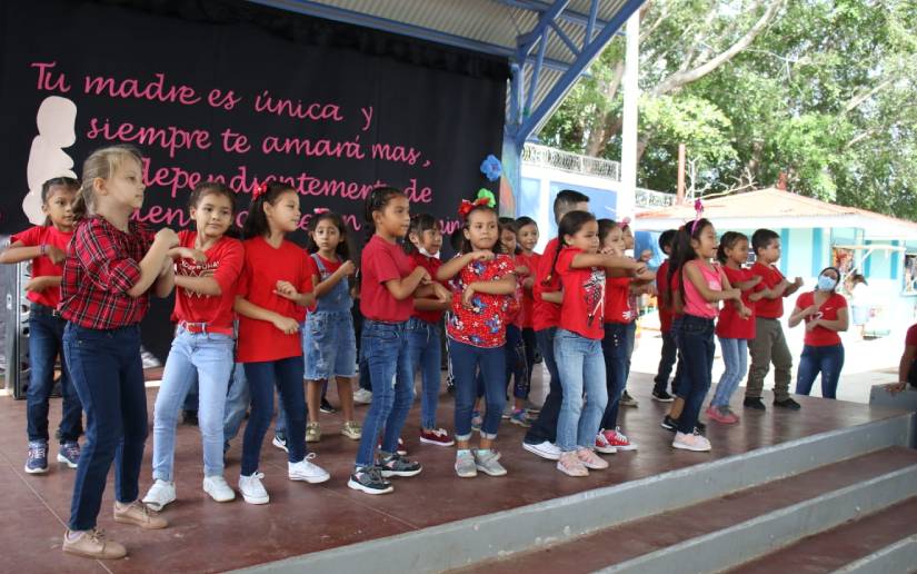 Comunidad educativa del Colegio República de Cuba celebran a las Madres