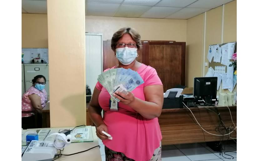 Servidores públicos reciben pago anticipado de salario del mes de junio