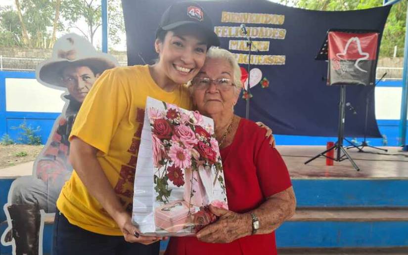 Celebran a las madres de Héroes y Mártires del distrito 6.1