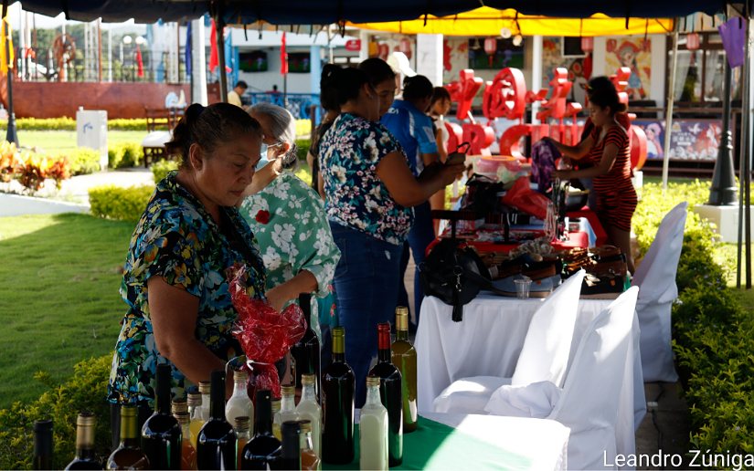 Juventud Sandinista realiza Feria Amor de Madre en el Puerto Salvador Allende
