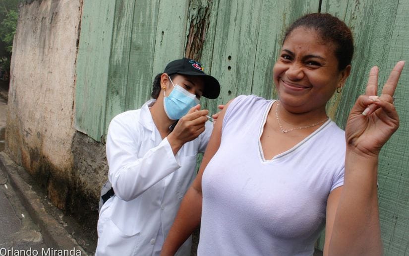 Vacunación casa a casa llega al barrio Javier Cuadra de Managua
