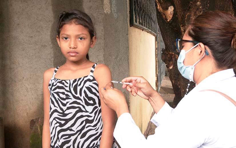 La vacunación voluntaria contra la covid-19 llega al barrio El Pilar