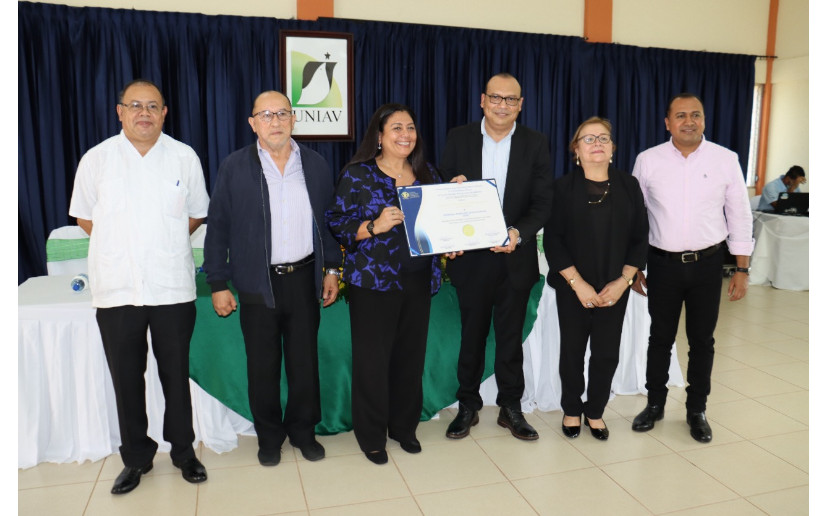 Acto de acreditación de calidad institucional a UNIAV en Rivas