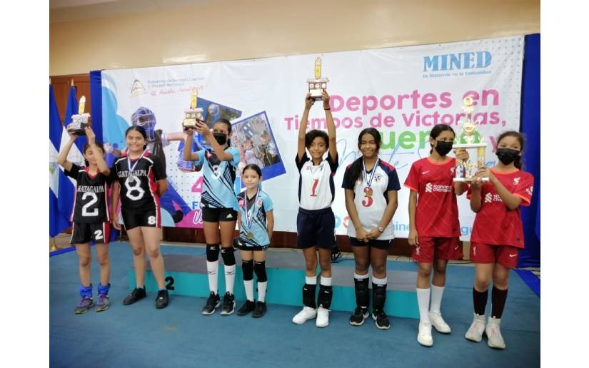 Premian a equipos ganadores del Campeonato de Voleibol Femenino en la categoría mini