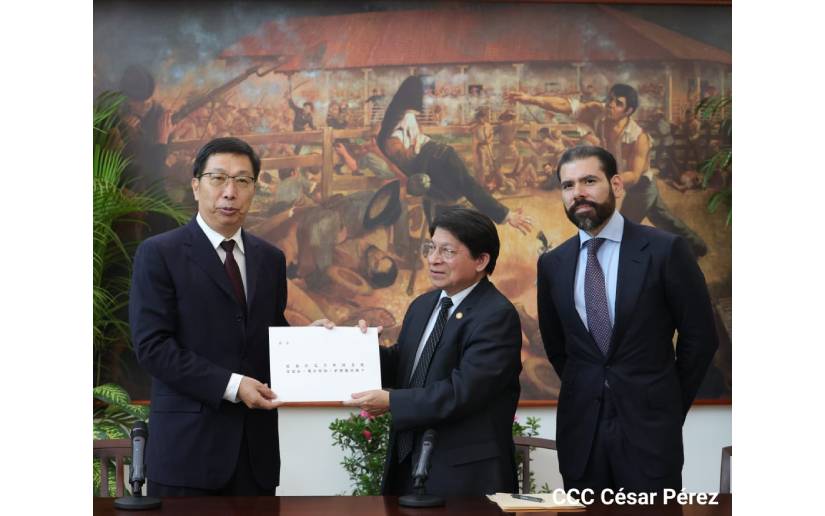 Embajador de la República Popular China presenta Copias de Estilo