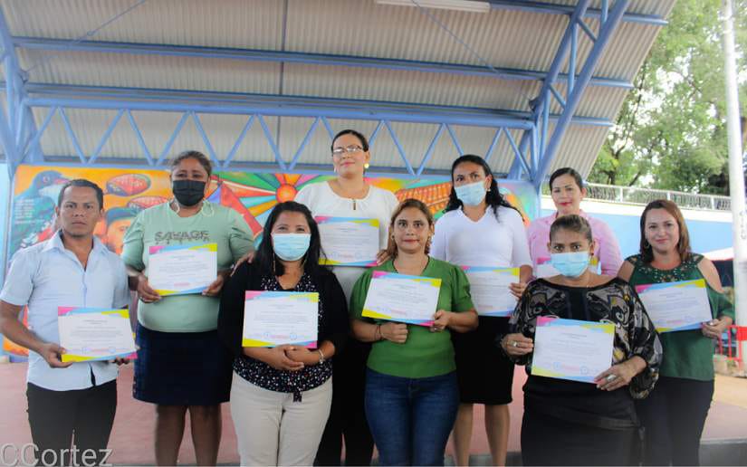 Entregan diplomas a docentes que culminaron curso sobre formación continua