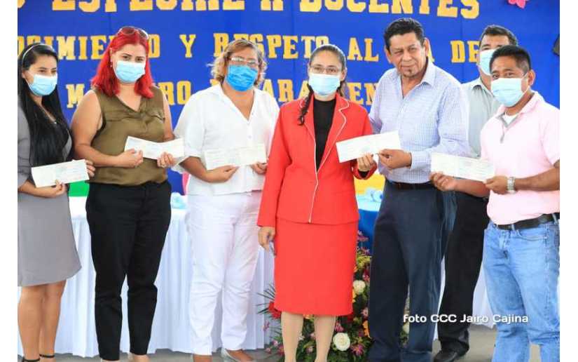Sesenta mil educadores recibirán un bono complementario en honor al Día del Maestro