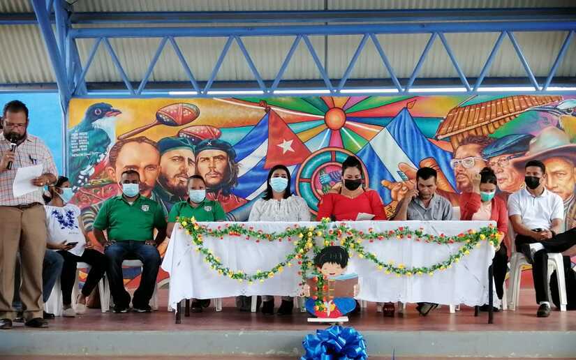 Estudiantes del colegio República de Cuba celebran a los docentes