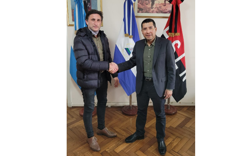 Embajador de Nicaragua se reúne con escritor y periodista en Argentina