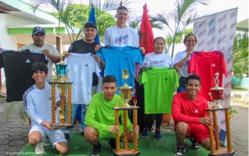 Juventud Sandinista entrega uniformes deportivos de fútbol sala