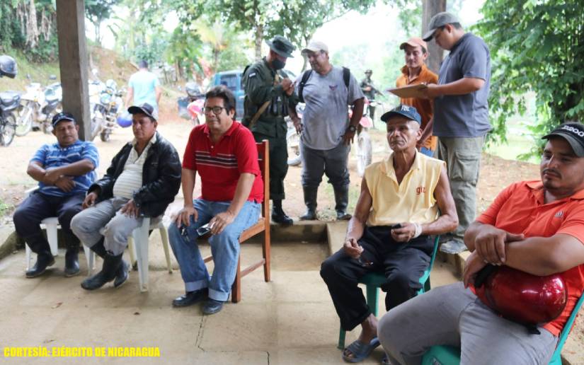 Ejército de Nicaragua en reunión con presidentes de colectivos mineros