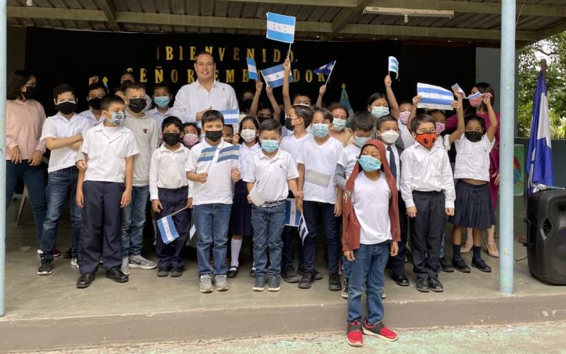 Embajador visita Escuela República de Nicaragua en Honduras