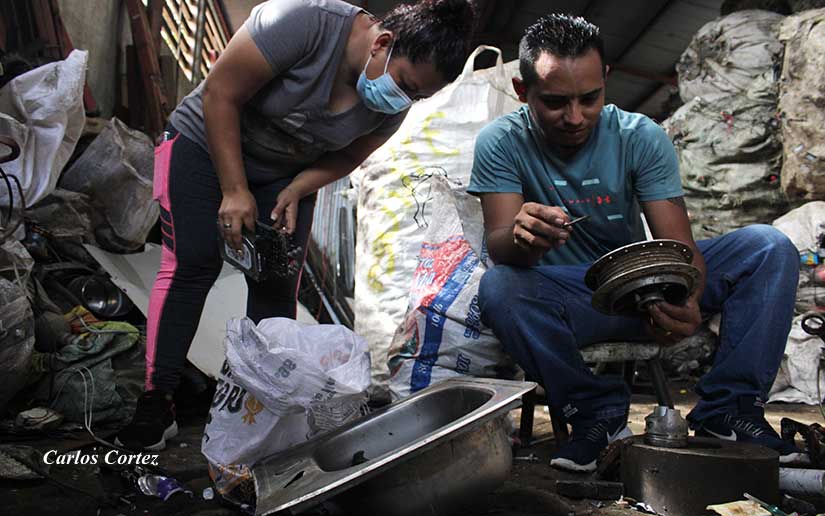 Marena entrega aval ambiental a recicladora del barrio Jonathan González