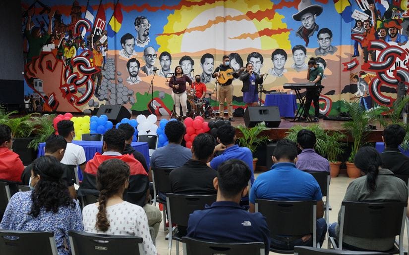Estudiantes universitarios celebran el 43/19 con un festival musical