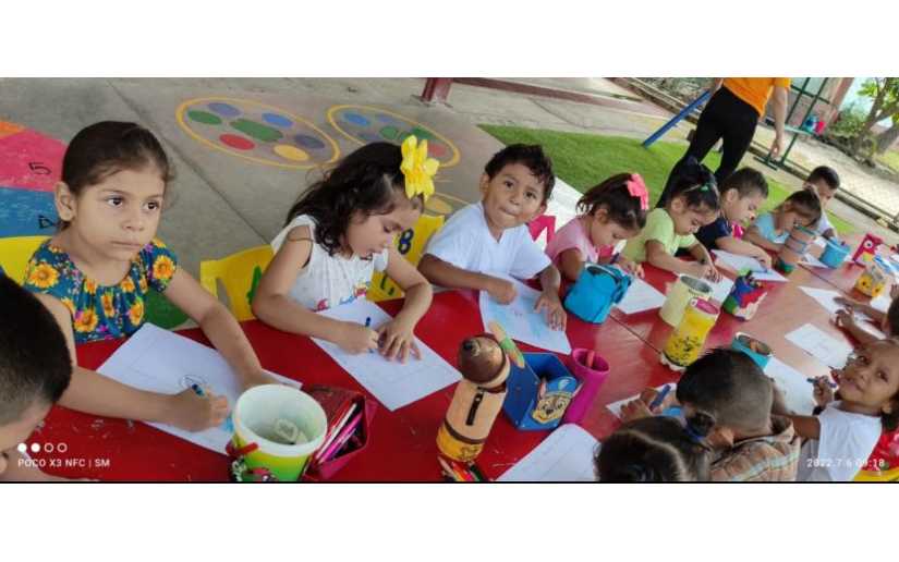 Niños de CDI honran la Bandera Azul, Blanco y Azul de Nicaragua