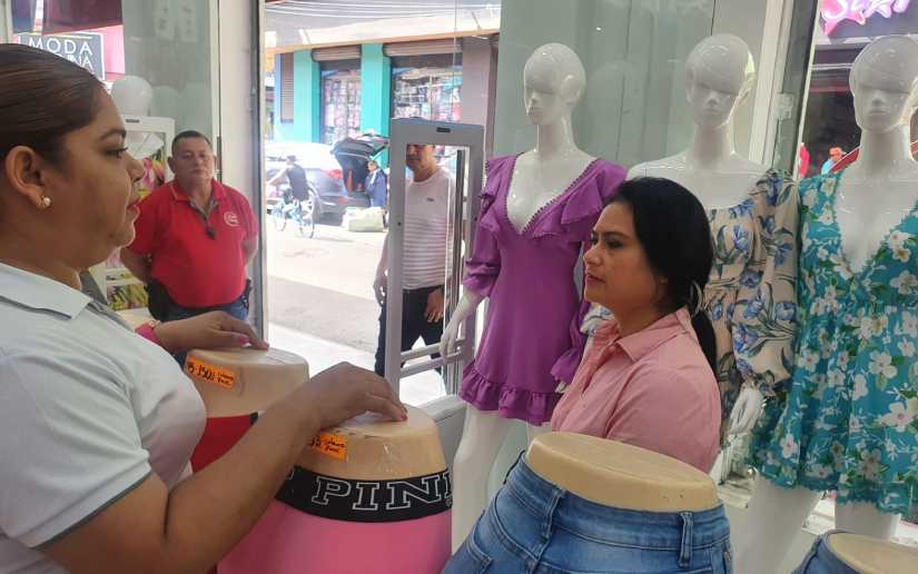 Comerciantes del Mercado Oriental anuncian ofertas en saludo al 43/19