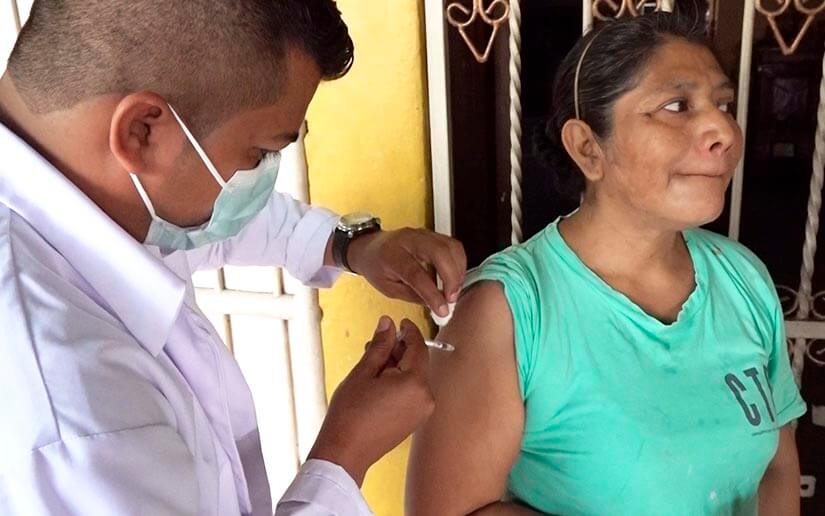 Realizan vacunación voluntaria contra la Covid-19 en el barrio Javier Cuadra