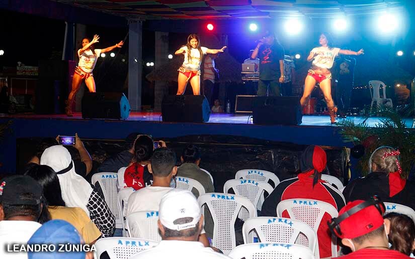 Familias disfrutan concierto con el Rey del Chinamo en la víspera del 43/19