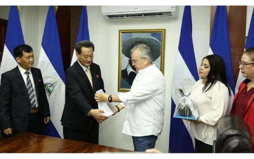 Doctor Gustavo Porras recibe a embajador de República Popular Democrática de Corea