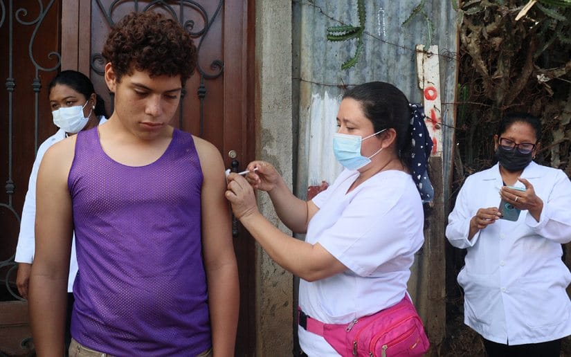 Vacunación voluntaria casa a casa contra la Covid-19 no se detiene en Managua