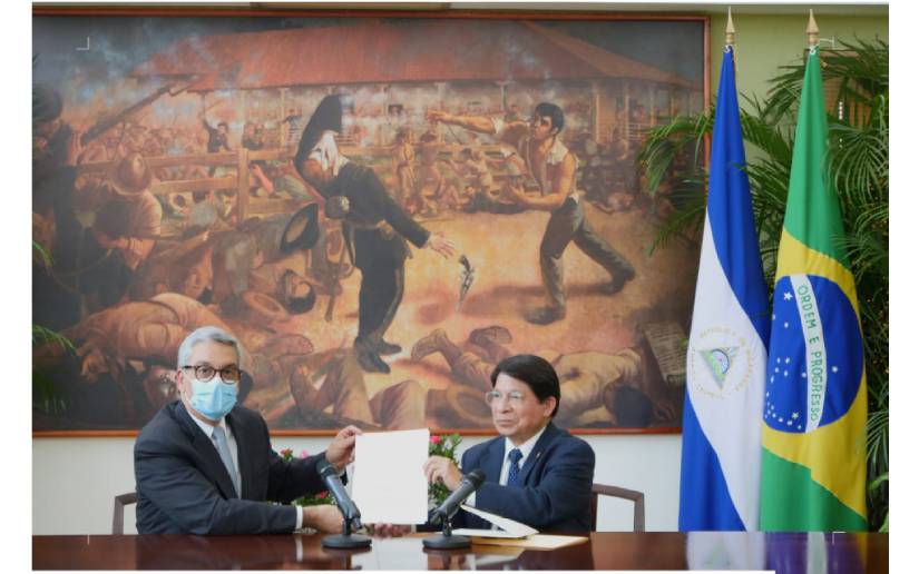 Embajador de Brasil presenta Copias de Estilo en Managua