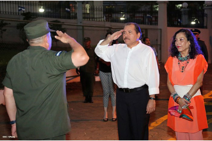 Presidente Daniel recibe Memoria Anual 2013 del Ejército de Nicaragua