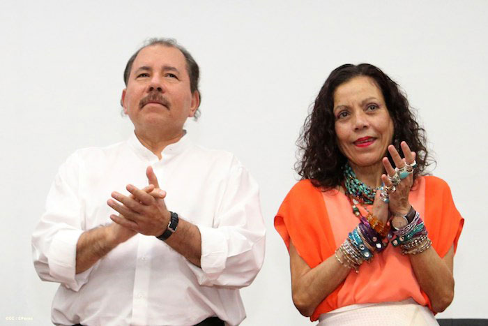 Presidente Daniel recibe Memoria Anual 2013 del Ejército de Nicaragua