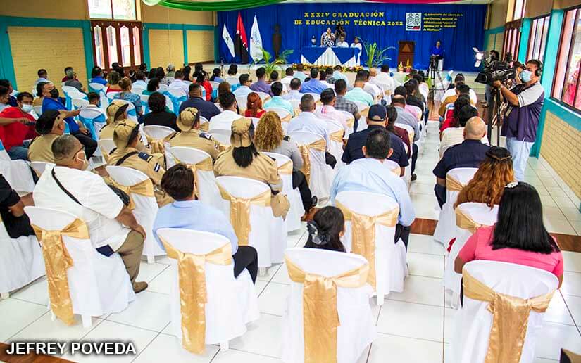 Más de 90 jóvenes finalizan sus carreras en el Tecnológico Simón Bolívar