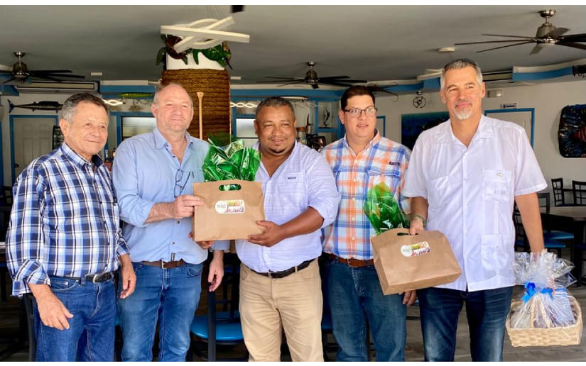 Embajador de Israel visita Finca de plátano en Villa El Carmen
