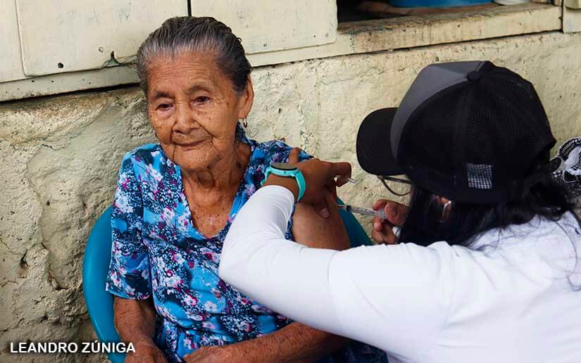 Jornada de vacunación contra la covid 19 continúa en barrios de la capital
