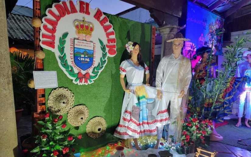 Realizan exposición de trajes folclóricos de más de 30 bailes en León