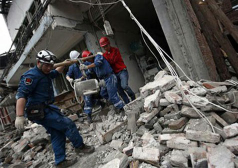 Continúan labores de rescate en suroeste de China tras terremoto