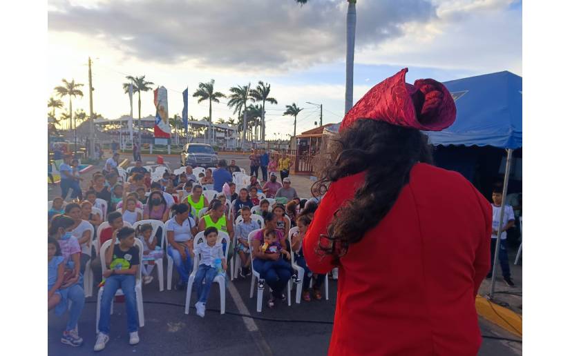 Familias que visitaron el Puerto Salvador Allende disfrutaron el show de Peter Pan
