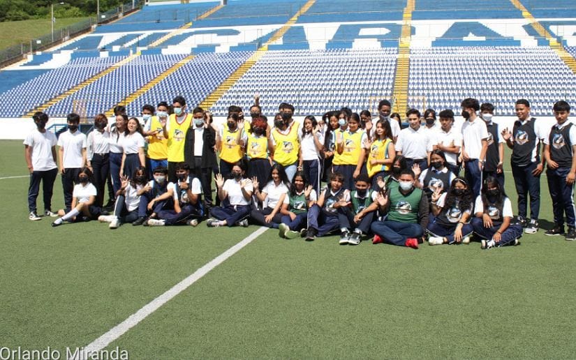 Deportistas escolares conocen las instalaciones del Estadio Nacional de Fútbol