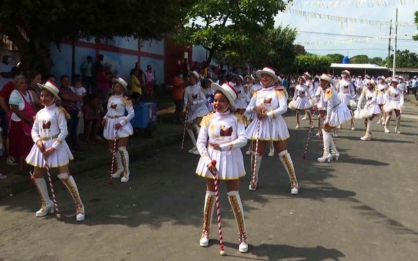 Desfilan estudiantes del Instituto Ramírez Goyena