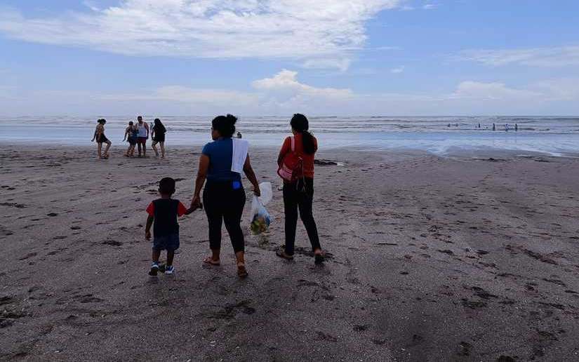 Familias despiden vacaciones patrias en Pochomil