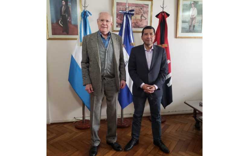 Embajada de Nicaragua recibe visita de escritor e historiador internacionalista 