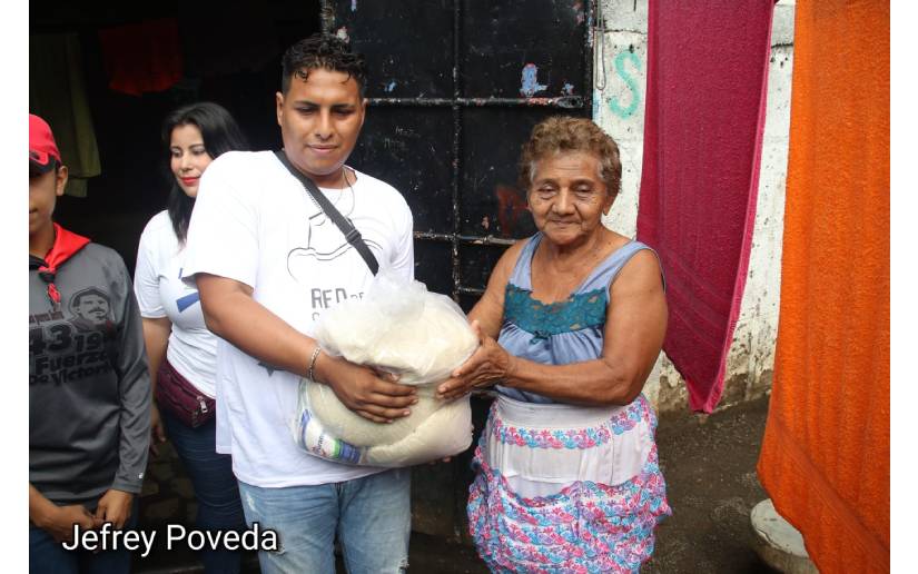 Entregan paquetes de alimentos a familias del distrito IV de Managua