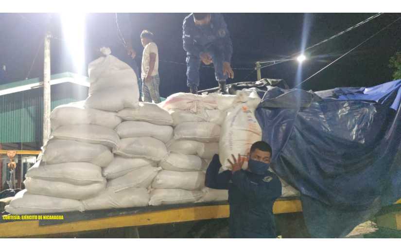 Ejército de Nicaragua apoya descargue de paquetes alimenticios 