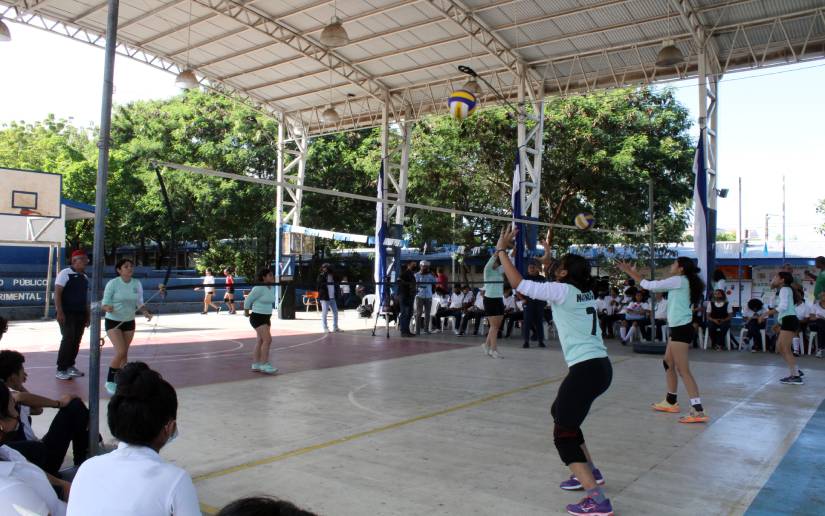 Estudiantes realizan demostración de voleibol femenino en homenaje a Carlos Fonseca