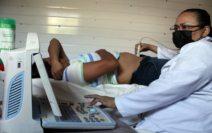 Clínica móvil brinda atención médica gratuita en el barrio Enrique Lorente